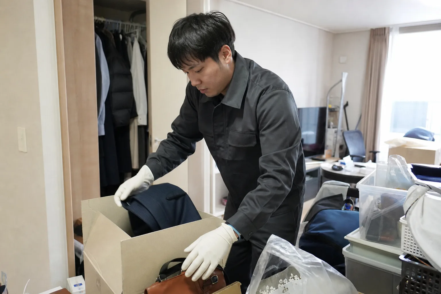 천안시 유품정리 전문가가 고인의 유품을 정리하는 모습